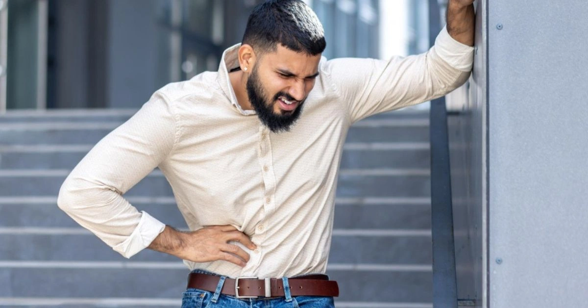 risks of delaying hernia surgery explained by hernia surgeon in indore